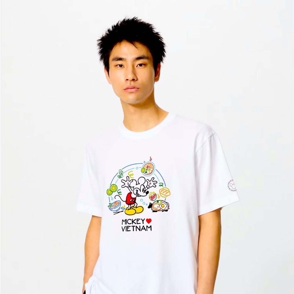 Exclusive Uniqlo Disney Mickey & Minnie Mouse Foodie Cuisine White Shirt last 1!